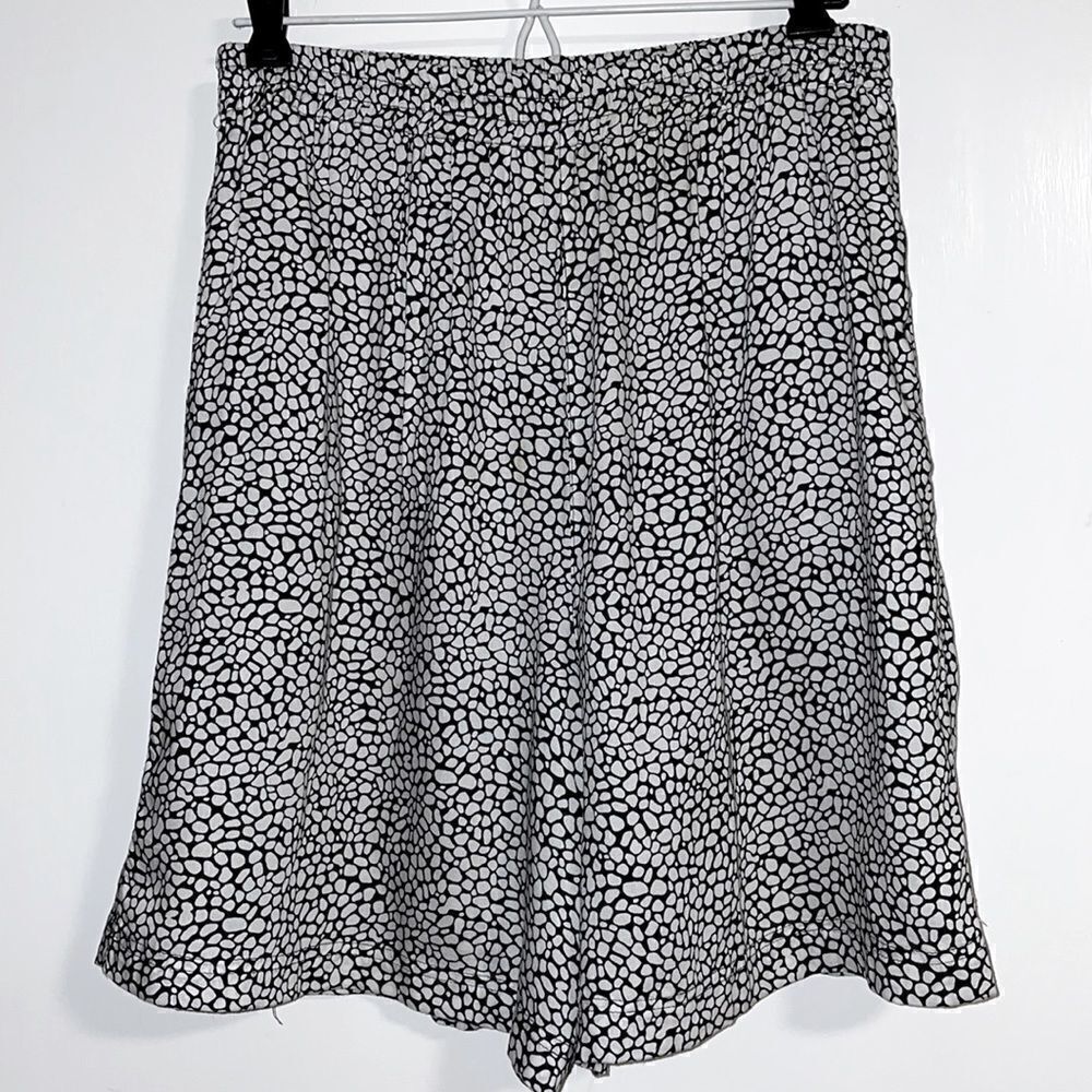 Chaus Sport print dressy rayon shorts with on seam pockets and stretch waist M